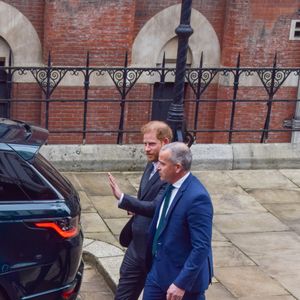 mettant fin aux poursuites qu'il avait engagées contre le groupe de Rupert Murdoch

Le prince Harry, duc de Sussex, à la sortie du procès contre l'éditeur du journal "Daily Mail" à Londres, le 30 mars 2023.
© Vuk Valcic/Zuma Press/Bestimage