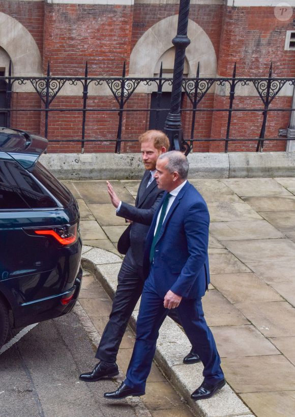 mettant fin aux poursuites qu'il avait engagées contre le groupe de Rupert Murdoch
Le prince Harry, duc de Sussex, à la sortie du procès contre l'éditeur du journal "Daily Mail" à Londres, le 30 mars 2023.
© Vuk Valcic/Zuma Press/Bestimage