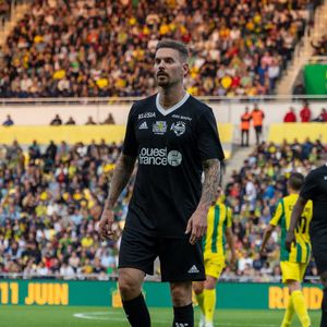 Matt Pokora (M. Pokora) - Match des Légendes du Variétés Club de France contre le FC Nantes au profit du Secours Populaire au stade de la Beaujoire à Nantes le 3 juin 2025.  © Martin Bousseau/Bestimage
