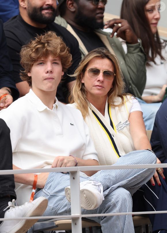 Sarah Poniatowski et son fils Roman au village lors des Internationaux de France de Tennis de Roland Garros, le 5 juin 2024. 

Photo : Dominique Jacovides / Bestimage