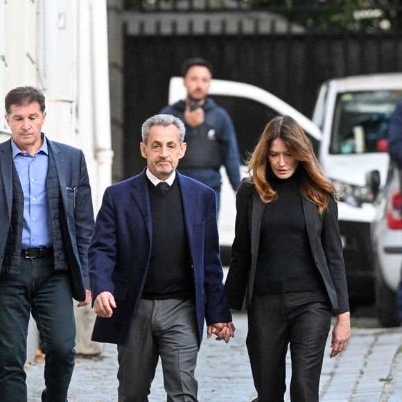 Leur mission : garantir la sécurité de l’ancien chef de l’État en détention.

Nicolas Sarkozy, accompagné de sa femme Carla Bruni, sort de son domicile pour être incarcéré à la prison de La Santé à Paris, France, le 21 octobre 2025. © Bestimage