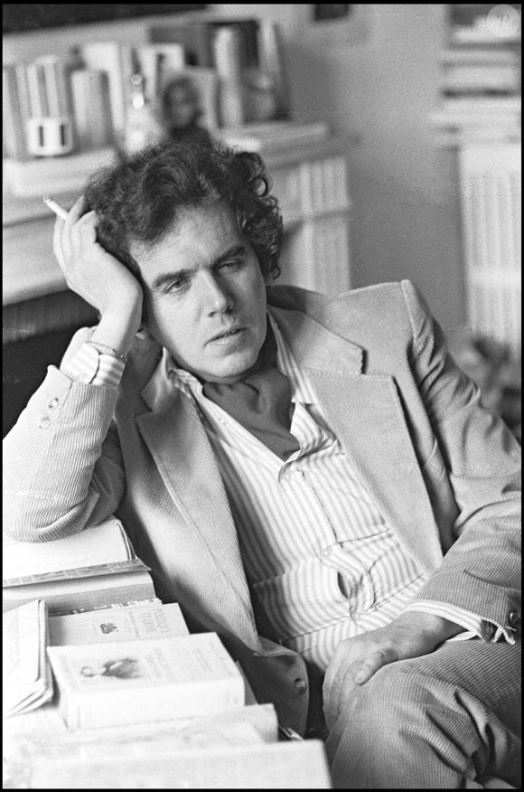 Archives - Jean-Edern Hallier dans son bureau à Paris en 1978