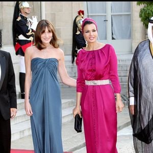 Nicolas Sarkozy, son épouse Carla Bruni-Sarkozy, Cheikh Hamad bin Khalifa Al Thani et son épouse Cheikha Mozah bint Nasser Al Misnad – dîner d'État en l'honneur de l'émir du Qatar, S.A. Cheikh Hamad bin Khalifa Al Thani, et de son épouse, Cheikha Mozah bint Nasser Al Misnad, au palais de l'Élysée. Guillaume Gaffiot/Bestimage