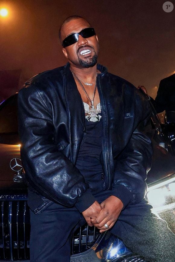Exclusif - Kanye West lors d'une séance photo improvisée dans la rue avec sa nouvelle Mercedes Maybach à la sortie d'une after-party des Grammys à Los Angeles, le 3 février 2025 © Backgrid USA / Bestimage