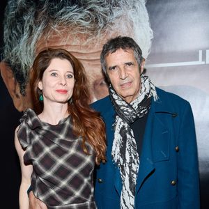 Julien Clerc a révélé qu’ils se vouvoient toujours, une habitude qu’ils ont gardée depuis le début de leur relation : se vouvoyer.

Julien Clerc et sa femme Hélène Grémillon - Photocall - Spectacle symphonique Claude Lelouch "D'un film à l'autre" au Palais des Congrès de Paris le 14 novembre 2022.
© Moreau / Rindoff / Bestimage