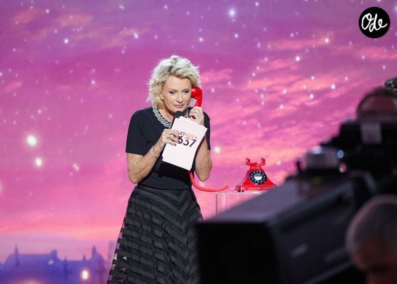 Sophie Davant lors de la deuxième soirée de la 39ème édition du Téléthon sur France 2 aux Studios du Lendit à Saint-Denis, France, le 6 décembre 2025. Les trente heures du Téléthon 2025 s'achèvent sur un compteur de 83,5 millions d'euros. © Anne-Sophie Guebey/Bestimage