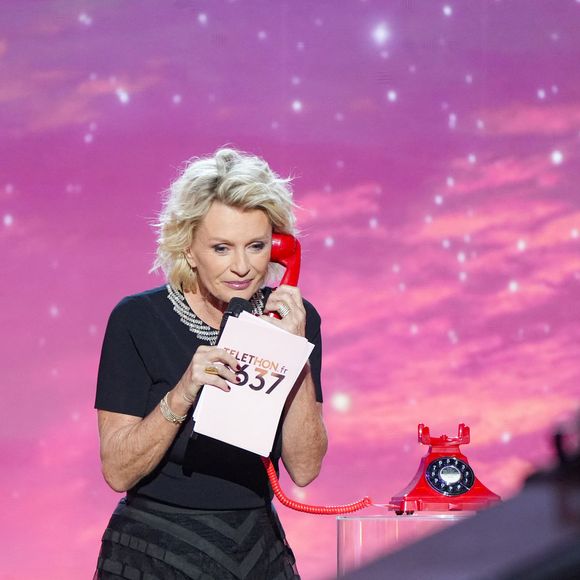 Sophie Davant lors de la deuxième soirée de la 39ème édition du Téléthon sur France 2 aux Studios du Lendit à Saint-Denis, France, le 6 décembre 2025. Les trente heures du Téléthon 2025 s'achèvent sur un compteur de 83,5 millions d'euros. © Anne-Sophie Guebey/Bestimage