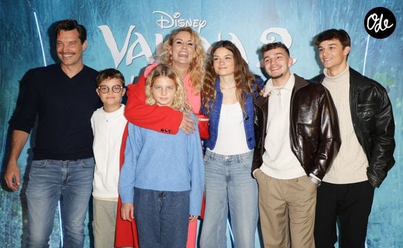 Installée loin de la cohue parisienne, l'animatrice apprécie la sérénité de son havre de paix auprès de sa famille.

Elodie Gossuin avec son mari Bertrand Lacherie et leurs enfants - Première du film Disney "Vaiana 2" au Grand Rex à Paris le 23 novembre 2024. 

© Coadic Guirec/Bestimage