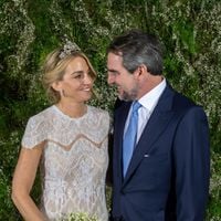 "Dentelle de Chantilly perlée à la main…" : Les détails vertigineux de la robe de mariage de l'épouse de Nikolaos de Grèce