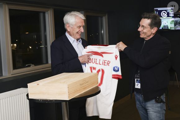 Exclusif - Gad Elmaleh célèbre les cinquante ans de carrière de Gilbert Coullier sur la scène du Zenith de Rouen à la fin de son spectacle "Lui même" 
Le 28 mars 2025. © Jack Tribeca / Bestimage