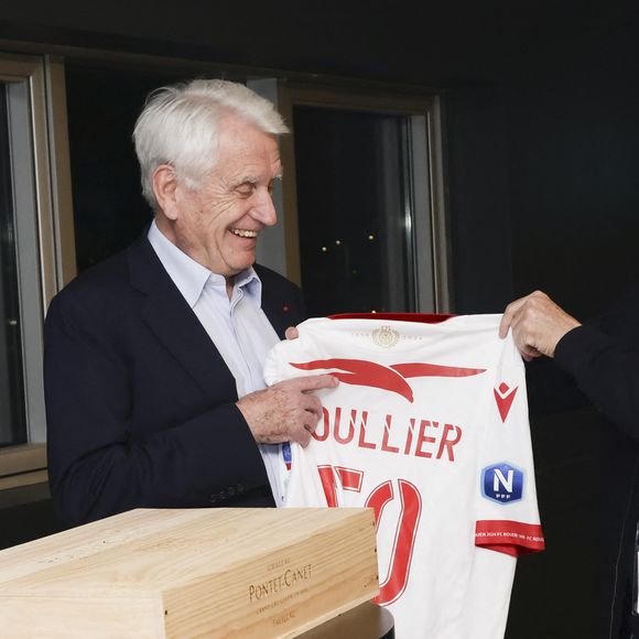 Exclusif - Gad Elmaleh célèbre les cinquante ans de carrière de Gilbert Coullier sur la scène du Zenith de Rouen à la fin de son spectacle "Lui même" 
Le 28 mars 2025. © Jack Tribeca / Bestimage