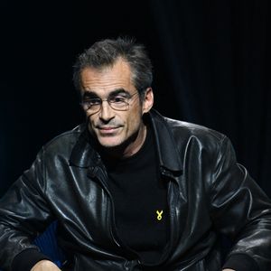 Raphaël Enthoven lors de la soirée hommage "7 octobre - 2 ans après" en mémoire des victimes du 7 octobre et en soutien aux otages du Hamas à la salle Pleyel à Paris le 5 octobre 2025.

© Lionel Urman / Bestimage