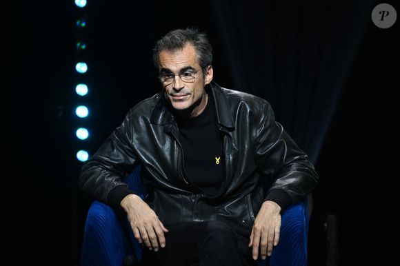 Raphaël Enthoven lors de la soirée hommage "7 octobre - 2 ans après" en mémoire des victimes du 7 octobre et en soutien aux otages du Hamas à la salle Pleyel à Paris le 5 octobre 2025.

© Lionel Urman / Bestimage