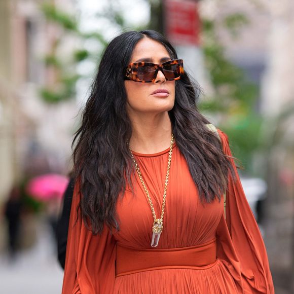 Salma Hayek dans les rues de New York, le 13 mai 2025.

The ImageDirect / Bestimage