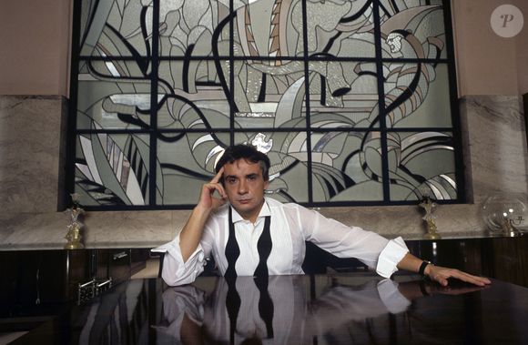 L’ancienne maison de Michel Sardou à Neuilly-sur-Seine, dans le quartier Saint-James, est mise en vente pour 18,8 millions d’euros. 

Alain Canu via Bestimage