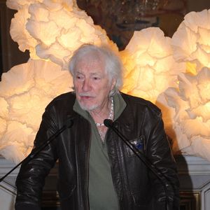 Exclusif - Hugues Aufray - Hugues Aufray reçoit la médaille Grand Vermeil de la ville des mains d'Anne Hidalgo, à l'hôtel de ville de Paris le 18 décembre 2025. © Philippe Baldini/Bestimage