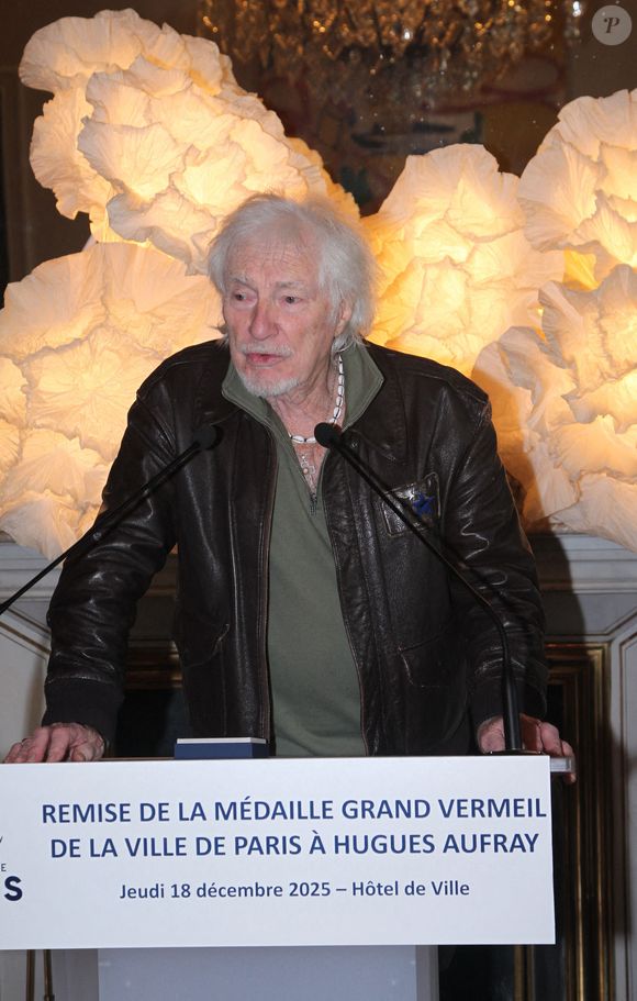 Exclusif - Hugues Aufray - Hugues Aufray reçoit la médaille Grand Vermeil de la ville des mains d'Anne Hidalgo, à l'hôtel de ville de Paris le 18 décembre 2025. © Philippe Baldini/Bestimage