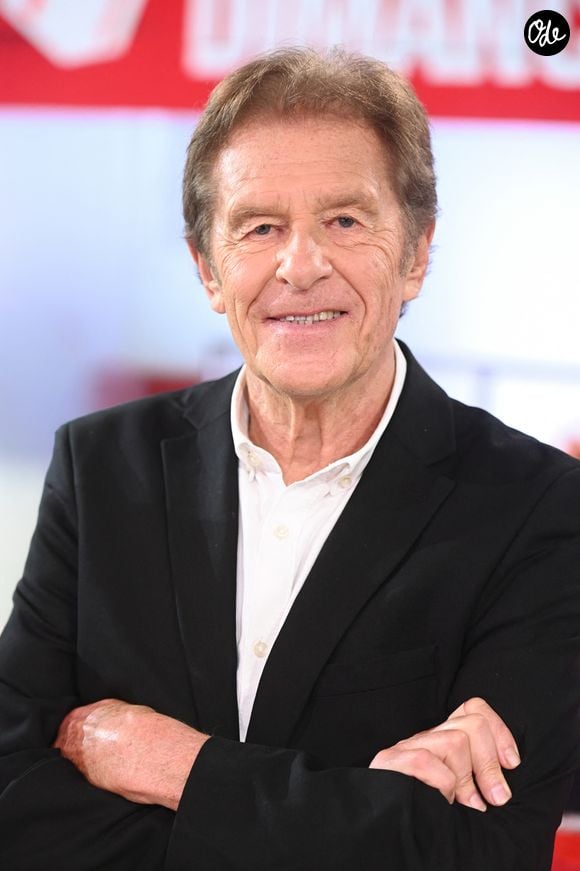 le canapé rouge de Vivement dimanche 
Exclusif - Henri Sannier - Enregistrement de l'émission Vivement dimanche au studio Rive gauche, presentée par Michel Drucker . Diffusion sur France 3 le 25/10/2026. © Guillaume Gaffiot / Bestimage