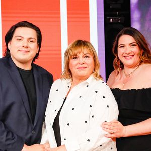 Exclusif - Michèle Bernier et ses enfants Enzo et Charlotte Gaccio lors du backstage de l'enregistrement de l'émission "Famille je vous aime" présentée par M. Drucker et qui sera diffusée le 13 juin 2025 sur France 3, aux Studios rive gauche à Paris, France, le 14 avril 2025. © Clovis-Gaffiot/Bestimage