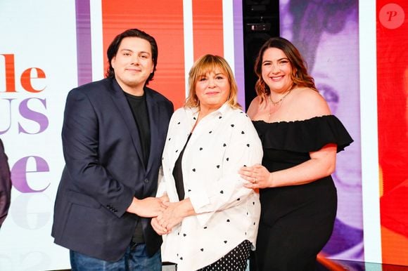 Exclusif - Michèle Bernier et ses enfants Enzo et Charlotte Gaccio lors du backstage de l'enregistrement de l'émission "Famille je vous aime" présentée par M. Drucker et qui sera diffusée le 13 juin 2025 sur France 3, aux Studios rive gauche à Paris, France, le 14 avril 2025. © Clovis-Gaffiot/Bestimage