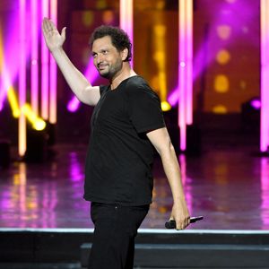 Alors qu'il tourne aujourd’hui autour de 118 kg, il révèle mener une lutte constante avec son rapport à la nourriture et au sucre.

Eric Antoine durant l'enregistrement de la seconde émission de télévision "Le Plus Grand Karaoké de France" dans le théâtre antique d'Orange, le 18 mai 2022. © Bruno Bebert / Bestimage