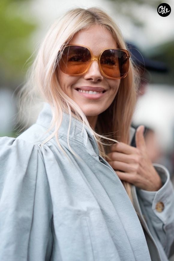 L’actrice Sienna Miller affiche un large sourire lors de son passage à la Fashion Week de Paris