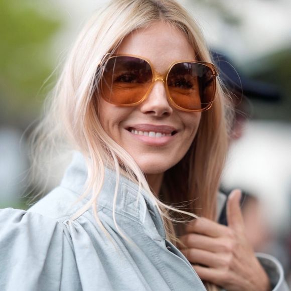 L’actrice Sienna Miller affiche un large sourire lors de son passage à la Fashion Week de Paris