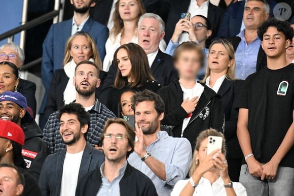 Natalie Portman et son fils Aleph, Christina Milian et son mari M. Pokora (Matt Pokora), Mathieu Vergne et sa femme Ophélie Meunier, Kamel Isker, Alexis Michalik - Célébrités dans les tribunes lors du match de qualification pour la Coupe du Monde 2026 entre la France et l'Islande (2-1) au Parc des Princes à Paris le 9 septembre 2025. © Lionel Urman/Bestimage