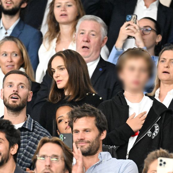 Natalie Portman et son fils Aleph, Christina Milian et son mari M. Pokora (Matt Pokora), Mathieu Vergne et sa femme Ophélie Meunier, Kamel Isker, Alexis Michalik - Célébrités dans les tribunes lors du match de qualification pour la Coupe du Monde 2026 entre la France et l'Islande (2-1) au Parc des Princes à Paris le 9 septembre 2025. © Lionel Urman/Bestimage