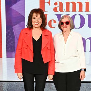 Exclusif - Anne Roumanoff et sa mère Colette Roumanoff lors du backstage de l'enregistrement de l'émission "Famille je vous aime" présentée par M. Drucker et qui sera diffusée le 13 juin 2025 sur France 3, aux Studios rive gauche à Paris, France, le 15 avril 2025. © Clovis-Gaffiot/Bestimage