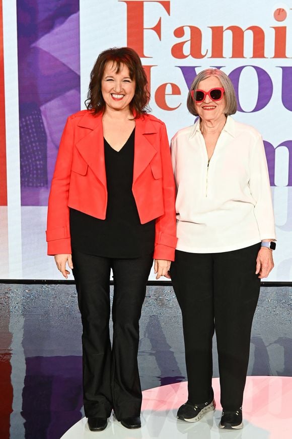Exclusif - Anne Roumanoff et sa mère Colette Roumanoff lors du backstage de l'enregistrement de l'émission "Famille je vous aime" présentée par M. Drucker et qui sera diffusée le 13 juin 2025 sur France 3, aux Studios rive gauche à Paris, France, le 15 avril 2025. © Clovis-Gaffiot/Bestimage