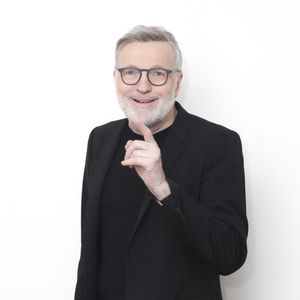 Malgré leur brouille, il reconnaît l’importance de Catherine Barma dans sa carrière.

Laurent Ruquier - Enregistrement de l'émission "TPMP (Touche Pas à Mon Poste)", présentée par C.Hanouna et diffusée sur C8. Le 20 février 2024
© Jack Tribeca / Bestimage