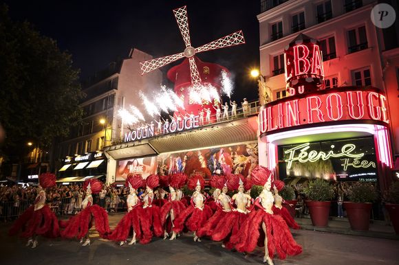 Et ce projet menaçait l'appartement de Jacques Prévert

Les ailes du Moulin-Rouge tournent à nouveau, quatorze mois après leur chute accidentelle à Paris le 10 juillet 2025. Le mythique cabaret du 18ᵉ arrondissement de Paris a célébré ce redémarrage sous les feux d'artifice et dans une profusion de plumes rouges. 
Pour l'occasion, la troupe du Moulin-Rouge s'est produite devant l'établissement, dans une profusion de plumes rouges virevoltantes symbolisant le réveil des ailes. © Jack Tribeca / Bestimage