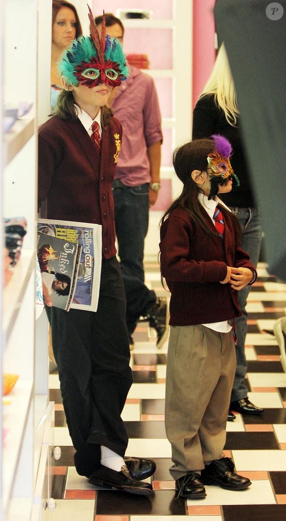 Michael Jackson et ses trois enfants (Paris Michael Katherine Jackson, Michael Joseph Jackson, Jr. alias 'Prince', Prince Michael Jackson III alias 'Blanket') ont fait une halte sauvage au magasin Ed Hardy sur Melrose Avenue à West Hollywood, Los Angeles, CA, USA le 27 avril 2009. Photo Ramey Agency/ABACAPRESS.COM