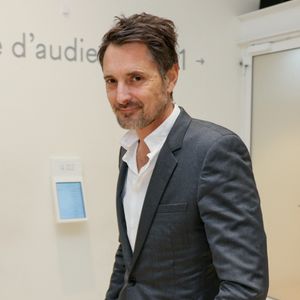 Vincent Cerutti comparaît devant le tribunal correctionnel de Paris. Il est poursuivi pour « atteinte sexuelle avec violence, contrainte, menace ou surprise ».

Exclusif - Vincent Cerutti lors d'une suspension d'audience de son procès pour atteinte sexuelle, pour avoir mordu, à deux reprises, les fesses de sa collaboratrice chez Chérie FM en 2015, Caroline Barel, au tribunal correctionnel de Paris, France© Julien Sarkissian/Bestimage