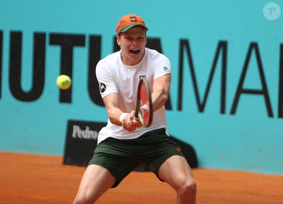 “Plus jeune, je pouvais frapper une balle contre la porte du garage pendant des heures. Non seulement j’étais capable de me concentrer, mais j’y prenais plaisir”, témoigne-t-il

Jenson Brooksby des Etats-Unis pendant le tournoi de tennis Mutua Madrid Open 2022 le 3 mai 2022 au stade Caja Magica à Madrid, Espagne. Photo par Laurent Lairys/ABACAPRESS.COM