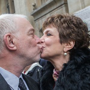 Exclusif - Le bisou des maries - Catherine Laborde a epouse son compagnon de longue date Thomas Stern, publicitaire, samedi 9 novembre 2013 a la mairie du 2e arrondissement de Paris, en presence de ses amis les plus proches.
