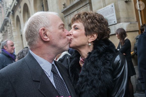 Exclusif - Le bisou des maries - Catherine Laborde a epouse son compagnon de longue date Thomas Stern, publicitaire, samedi 9 novembre 2013 a la mairie du 2e arrondissement de Paris, en presence de ses amis les plus proches.