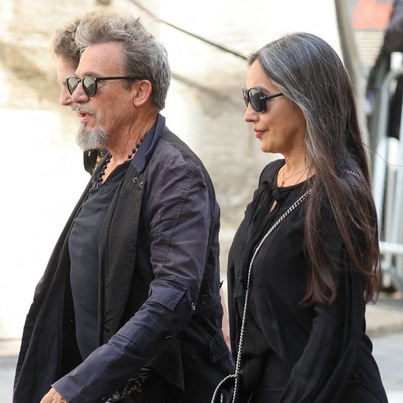 Très entouré, il peut compter sur le soutien précieux de ses enfants et de son épouse Azucena, dont la présence l’aide à garder le cap. 

Florent Pagny et sa femme Azucena Caamaño - Arrivées aux obsèques de Thierry Ardisson en l’église Saint-Roch de Paris, France, le 17 juillet 2025. © Clovis-Jacovides/Bestimage
