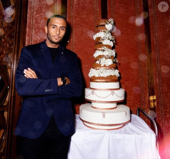 Exclusif - Le pâtissier Yazid Ichemrahen et sa création - Les célébrités fêtent le 48ème anniversaire de J.Debbouze dans le restaurant "Dar Mima", créé par Laurent de Gourcuff et J.Debbouze, en hommage à la mère de ce dernier, Fatima. Sur le toit de l'Institut du monde arabe à Paris, l'acteur a partagé son gâteau d'anniversaire avec sa femme, M.Theuriau, et ses amis, dont l'équipe du "Jamel Comedy Club", le 18 juin 2023. Oeuvre du pâtissier Yazid Ichemrahen, champion du monde de pâtisserie 2014,  le gâteau était composé d'un biscuit Brownie, de croustillant amande, de fleur de sel, de mousse au chocolat pur du Venezuela (62%), de crème et de passion du Cameroun. Le film "A la belle étoile", sorti en salles le 22 février 2023 et co-produit par J.Debbouze, s'inspire de la vie de Yazid Ichemrahen.