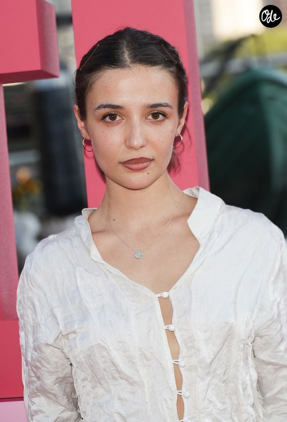 De son père, elle a hérité ce regard intense et profond, presque perçant, doublé de cette attitude rebelle qui caractérise si bien le réalisateur français. De sa mère, elle tire ses traits fins et son élégance naturelle. Un mélange parfait qui lui donne un visage très cinématographique.

Carmen Kassovitz (fille de Mathieu Kassovitz) - Photocall Prime Video "Elle" Summer Party au Noti Club à Paris le 6 juillet 2026. © Coadic Guirec/Bestimage