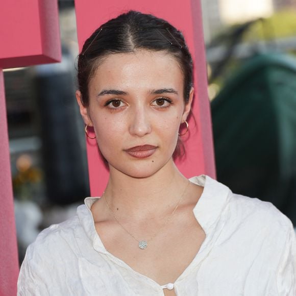 De son père, elle a hérité ce regard intense et profond, presque perçant, doublé de cette attitude rebelle qui caractérise si bien le réalisateur français. De sa mère, elle tire ses traits fins et son élégance naturelle. Un mélange parfait qui lui donne un visage très cinématographique.

Carmen Kassovitz (fille de Mathieu Kassovitz) - Photocall Prime Video "Elle" Summer Party au Noti Club à Paris le 6 juillet 2026. © Coadic Guirec/Bestimage