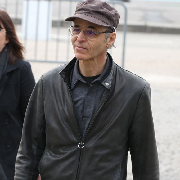 Jean-Jacques Goldman et Maxime Le Forestier lors des obsèques de Véronique Colucci au cimetière communal de Montrouge, le 12 avril 2018. @Agence / Bestimage