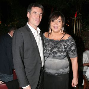 Ensemble, l'auteur et la comédienne ont eu deux enfants
EXCLUSIF. L'actrice française Michèle Bernier, membre du casting, accompagnée de son ex-mari Bruno Gaccio, assiste à une soirée organisée pour fêter la sortie de son film « Le Démon de midi » à « L'Étoile » à Paris, en France, le 20 juin 2005. Photo de Benoît Pinguet/ABACA.