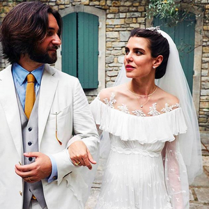 Charlotte Casiraghi et Dimitri Rassam y avaient fêté leur mariage civil du 1er juin 2019, après une cérémonie au Palais princier de Monaco, avant de s'unir religieusement le 29 juin à Saint-Rémy-de-Provence.


Le mariage religieux de Charlotte Casiraghi et Dimitri Rassam célébré à Saint-Remy-de-Provence, le 29 juin 2019. © Felix Dol-Maillot