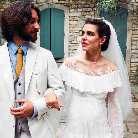 Charlotte Casiraghi et Dimitri Rassam y avaient fêté leur mariage civil du 1er juin 2019, après une cérémonie au Palais princier de Monaco, avant de s'unir religieusement le 29 juin à Saint-Rémy-de-Provence.


Le mariage religieux de Charlotte Casiraghi et Dimitri Rassam célébré à Saint-Remy-de-Provence, le 29 juin 2019. © Felix Dol-Maillot