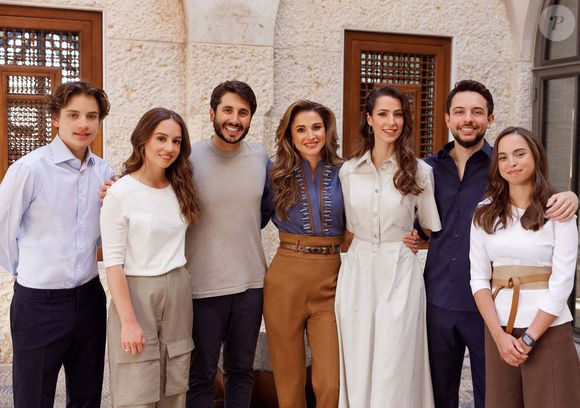 La photo publiée par la Cour royale hachémite à l'occasion de l'anniversaire de la reine Rania Al Abdallah de Jordanie le 31 août la montre en compagnie de ses enfants et de leurs conjoints, De gauche à droite, le prince Hachem, la princesse Iman et son fiancé Jameel Alexander (ou "Jimmy") Thermiotis, la reine Rania, Rajwa Al-Saif, le prince héritier Hussein bin Abdullah et la princesse Salma, à Amman, en Jordanie, le 31 août 2022. Photo par Balkis Press/ABACAPRESS.COM