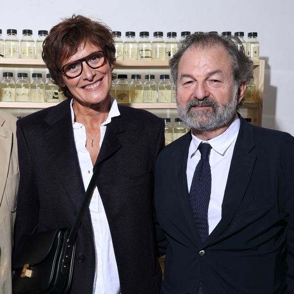Exclusif - Inès de la Fressange et son compagnon Denis Olivennes - Vernissage de l'exposition "Wonderland" de Nine d'Urso à la galerie Basia Embiricos (14 rue des jardins Saint-Paul 75004 Paris) à Paris le 12 octobre 2023. © Denis Guignebourg/Bestimage