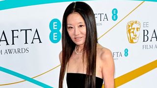 La célèbre créatrice de robes de mariées Vera Wang apparaît au MET Gala et c'est à peine si on l'a reconnue !