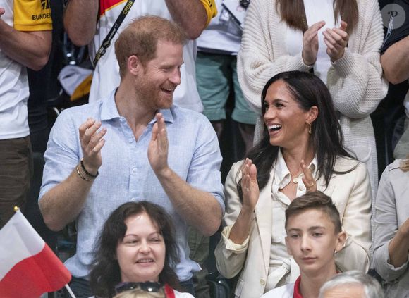 Le prince Harry et Meghan Markle assistent à un match de volleyball lors des Invictus Games 2023 (Day 5) à Dusseldorf, le 15 septembre 2023. (AGENCE / BESTIMAGE).